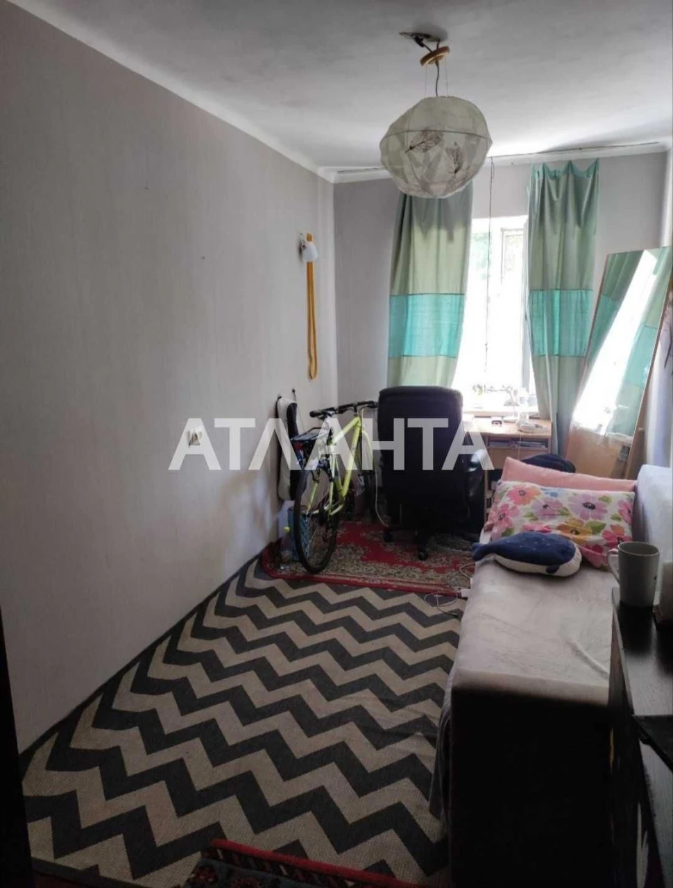 Продається кімната в комунальній квартирі на вул. Космонавтів.
