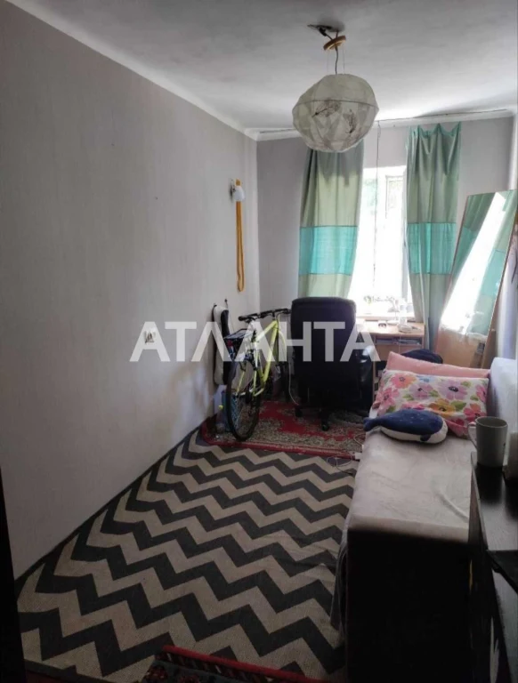 Продається кімната в комунальній квартирі на вул. Космонавтів.