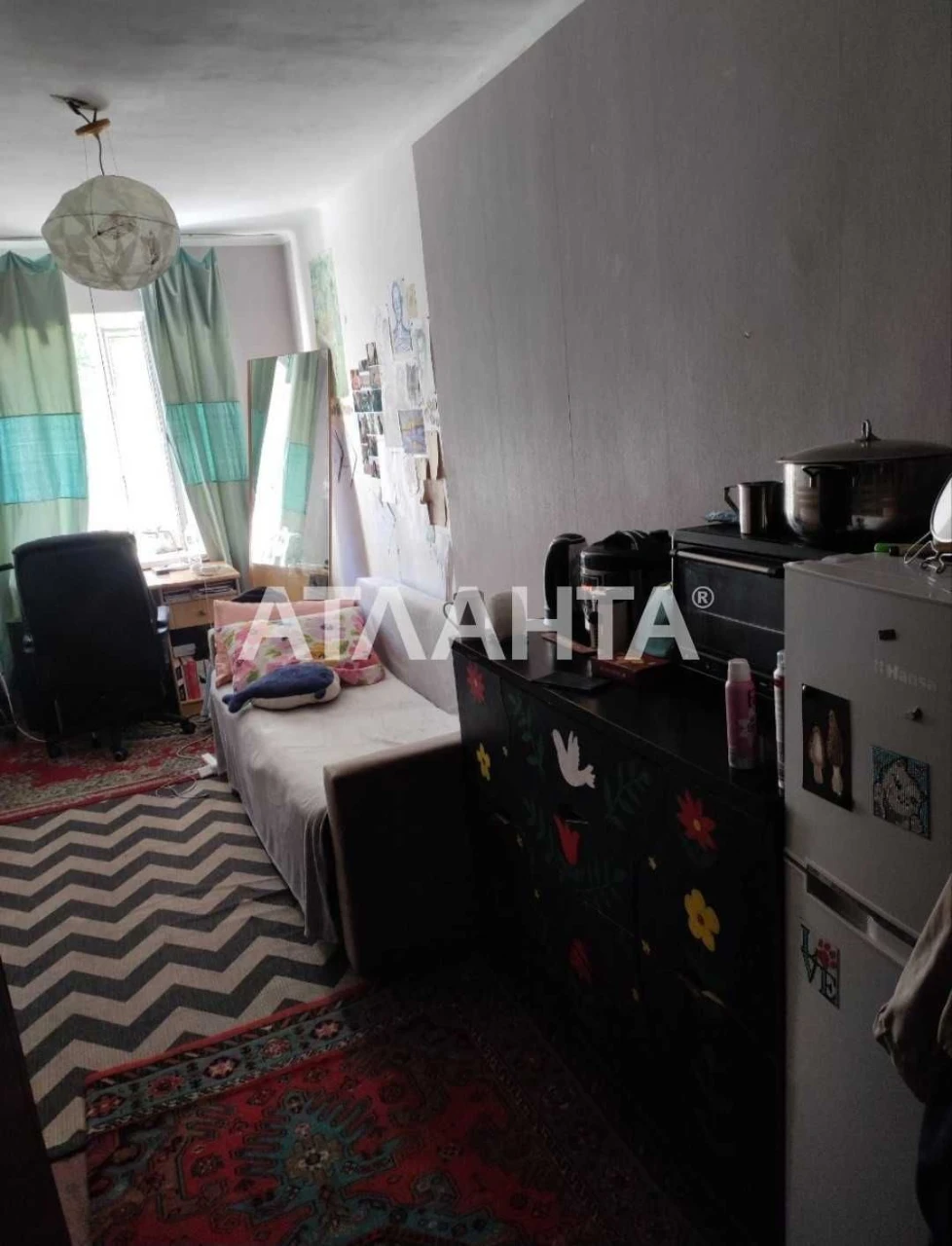 Продається кімната в комунальній квартирі на вул. Космонавтів.