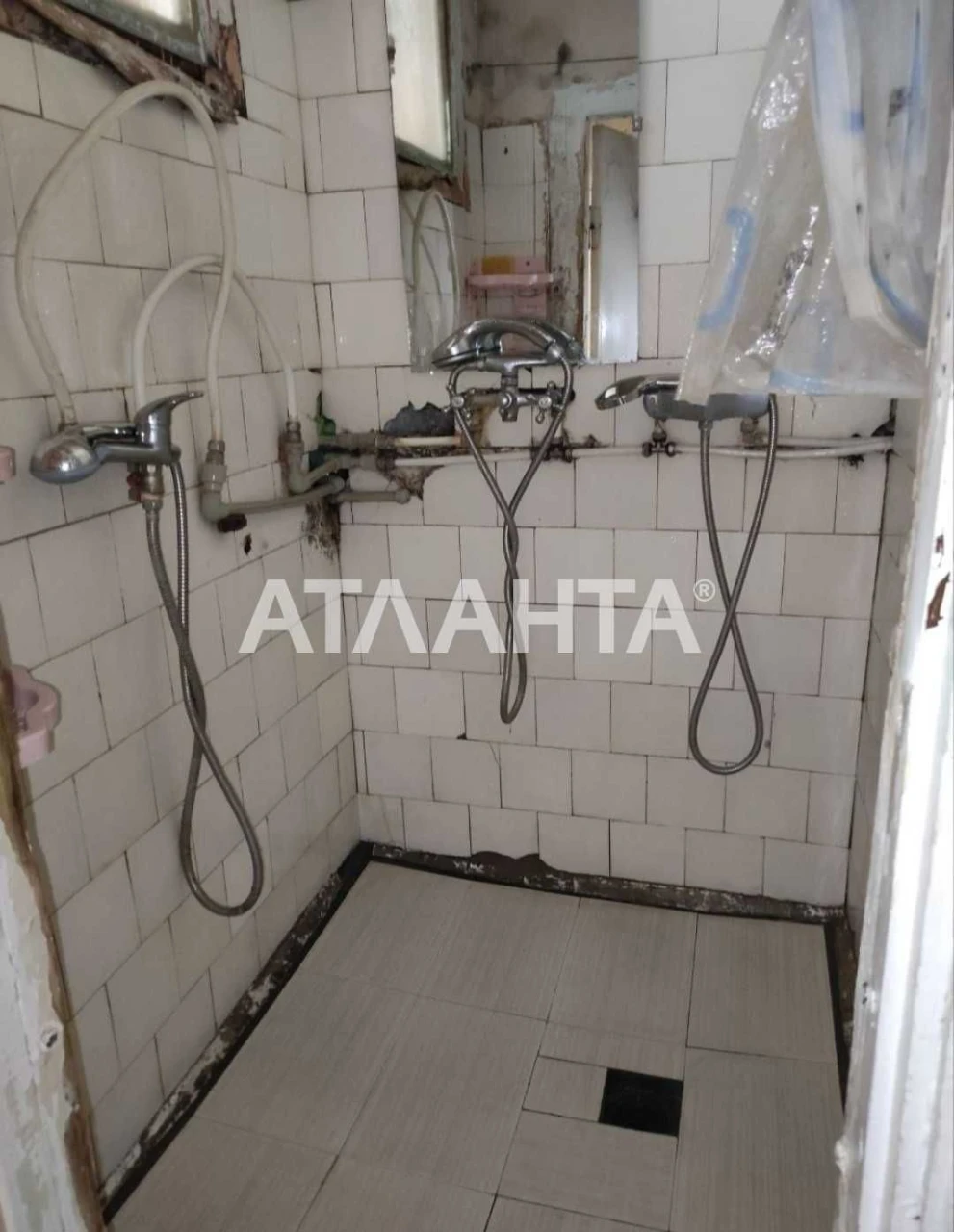 Продається кімната в комунальній квартирі на вул. Космонавтів.
