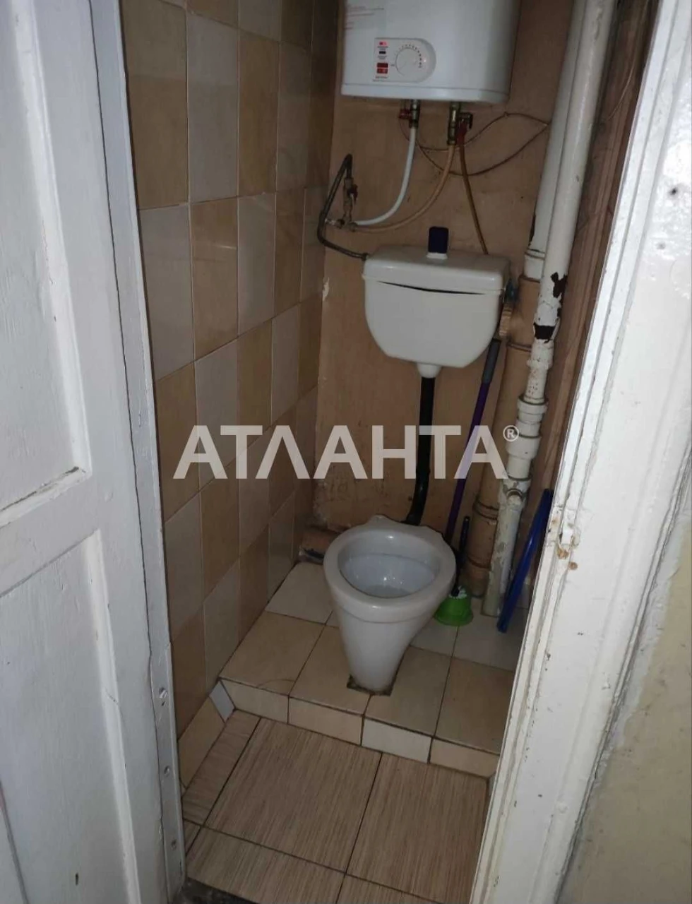 Продається кімната в комунальній квартирі на вул. Космонавтів.