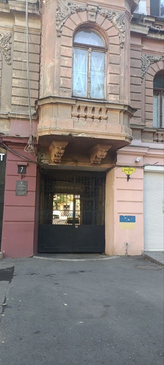 For Sale. Room in an apartment in a communal building. The city center!