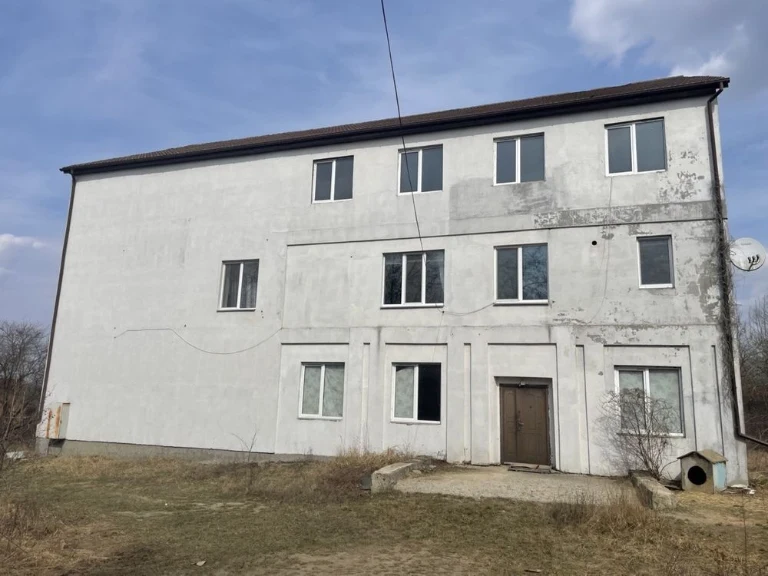 Apartment for sale: 1st and 3rd floors + basement. 700 m2