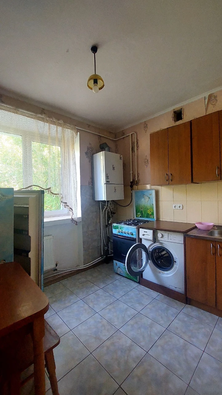 Продам 2-кімнатну квартиру. Вул.Дачна,32.