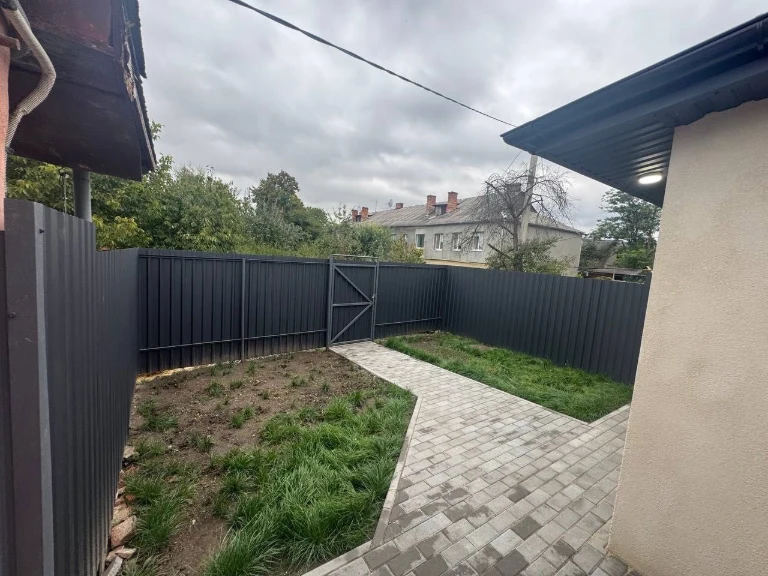 Apartment with new renovation, private courtyard and garage