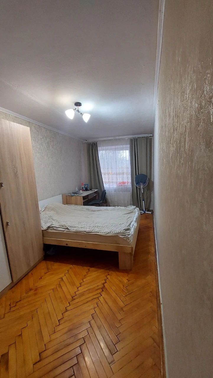 Продається 2-кімнатна квартира. вул. Стависька, 33.