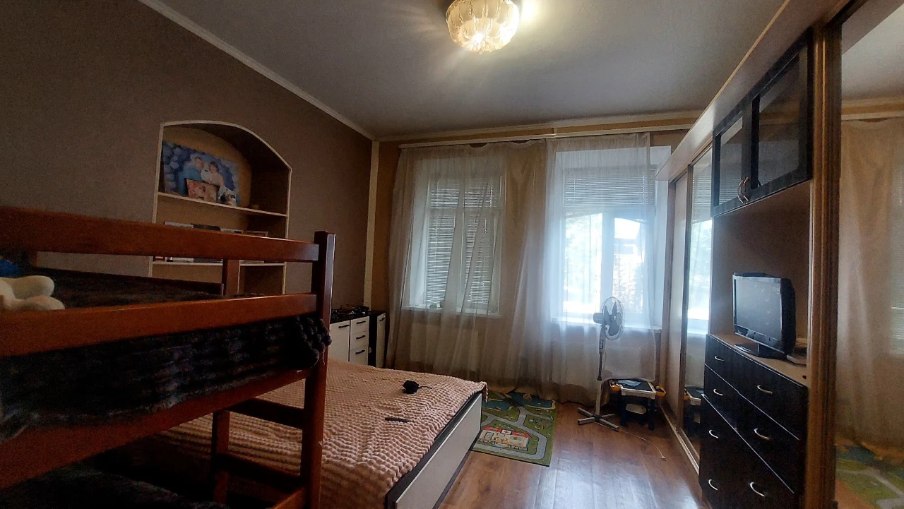 Продам 2-кімнатну квартиру. Вул.Тропініна,45.
