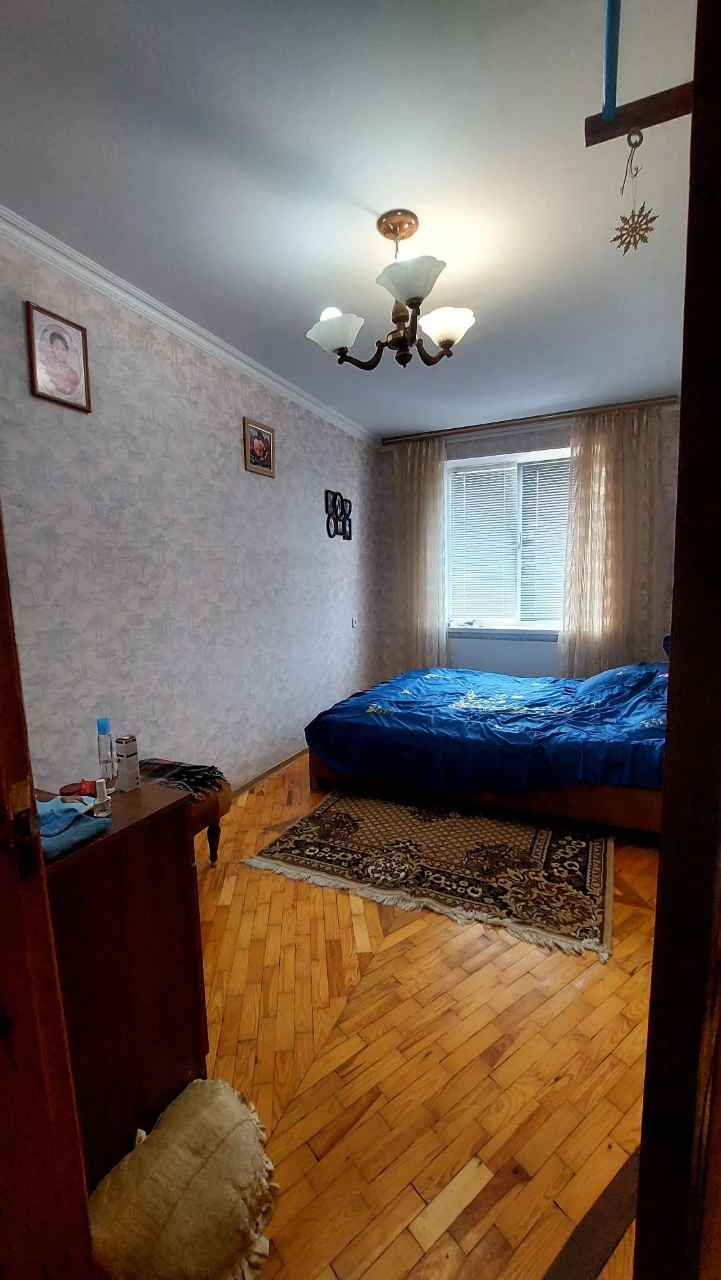 Продам 4-кімнатну квартиру. Пр-т Незалежності,301.