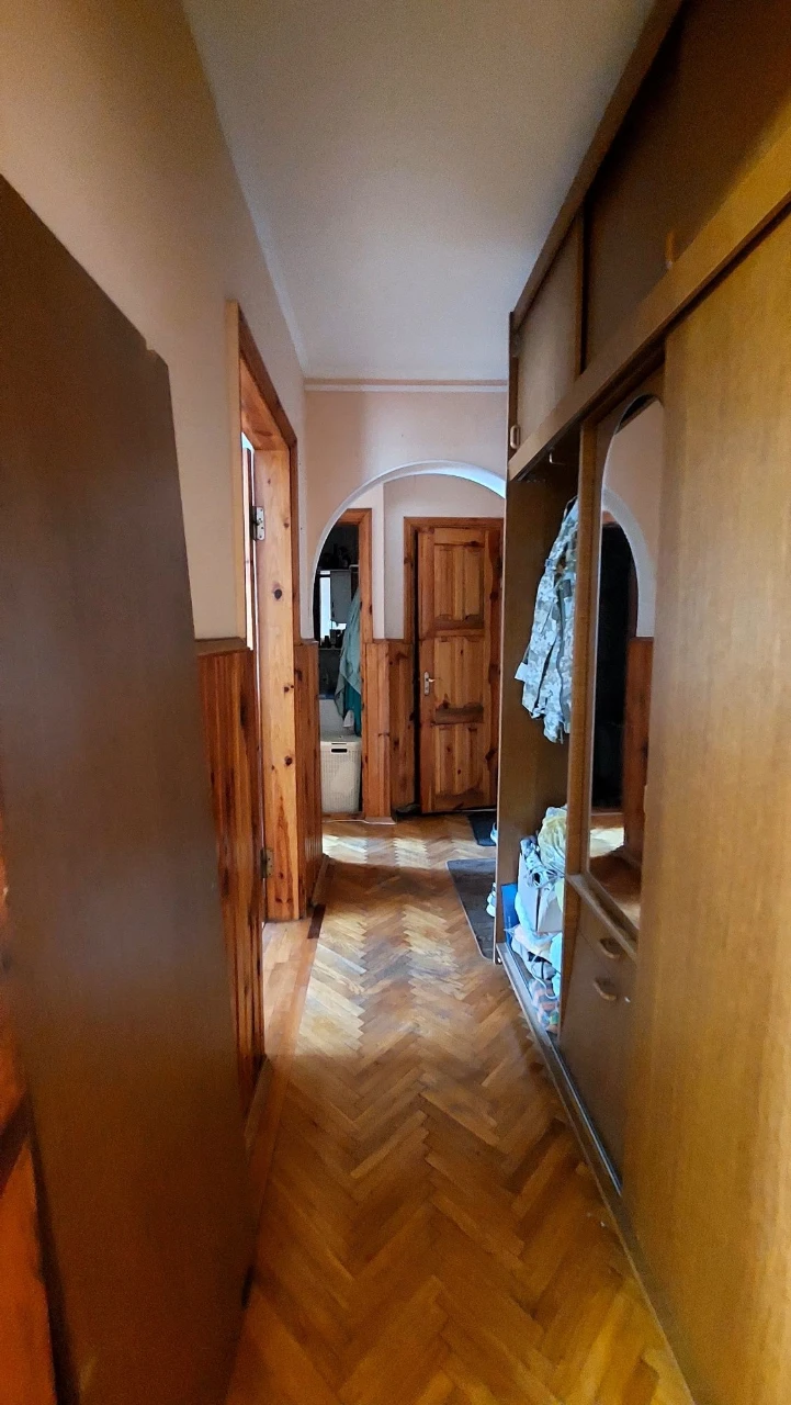 Продам 4-кімнатну квартиру. Пр-т Незалежності,301.