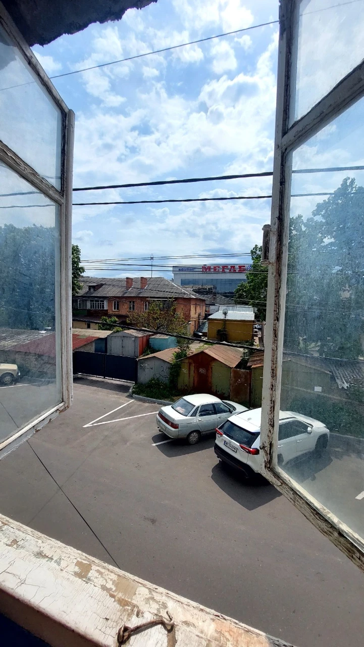 Продам 3-кімнатну квартиру. Вул.8-Березня,18.