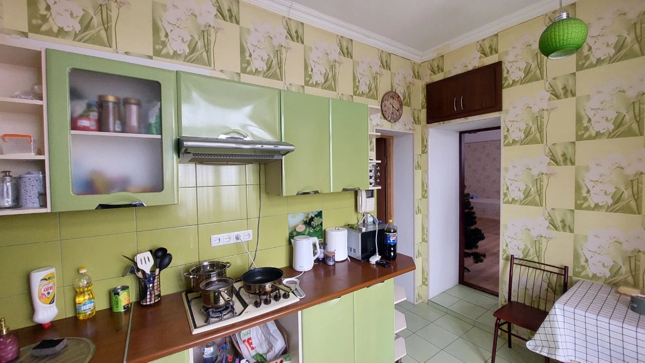 Продам 2-кімнатну квартиру. Вул.Дорошенка,12.