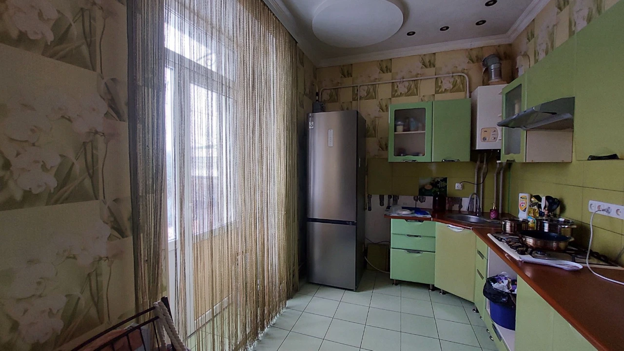 Продам 2-кімнатну квартиру. Вул.Дорошенка,12.