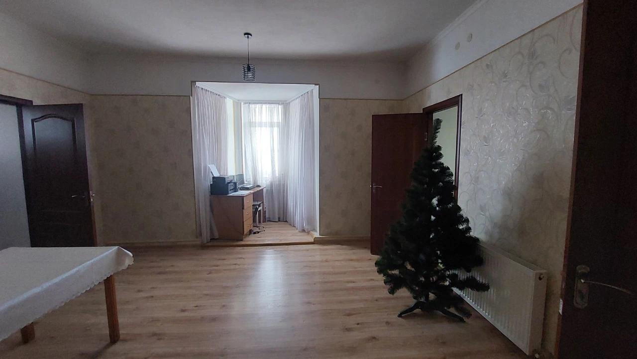 Продам 2-кімнатну квартиру. Вул.Дорошенка,12.