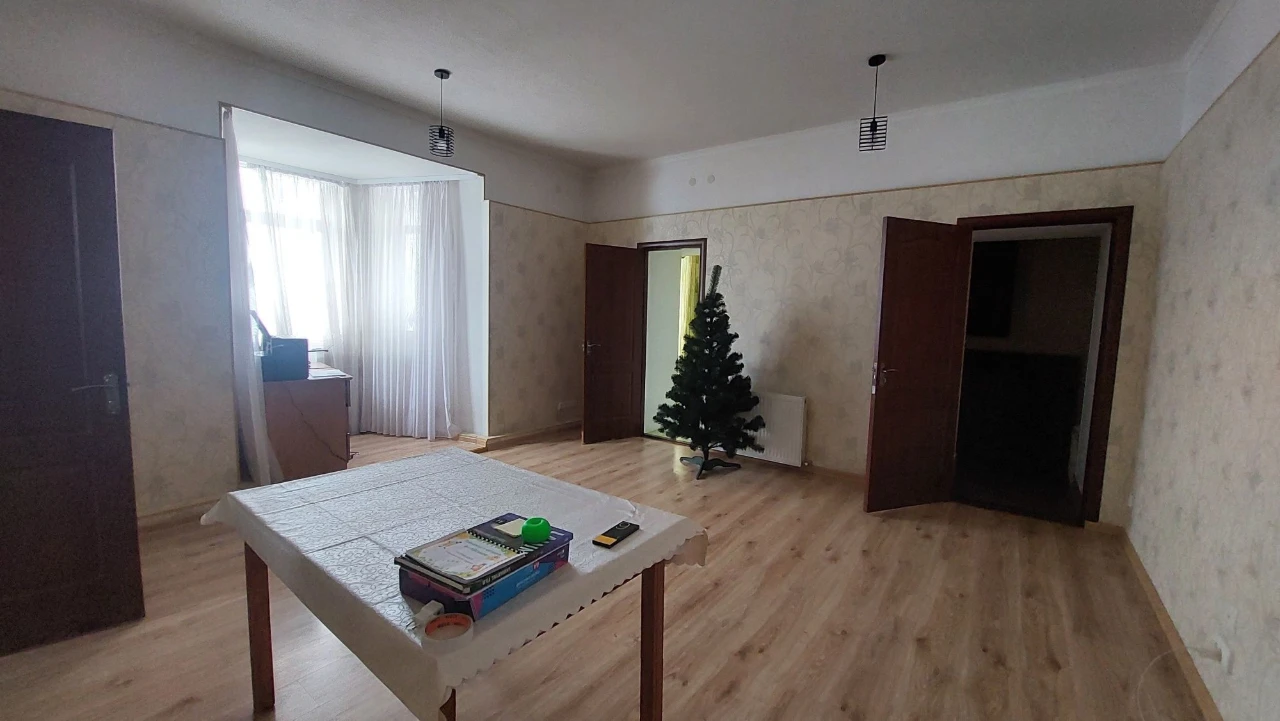 Продам 2-кімнатну квартиру. Вул.Дорошенка,12.