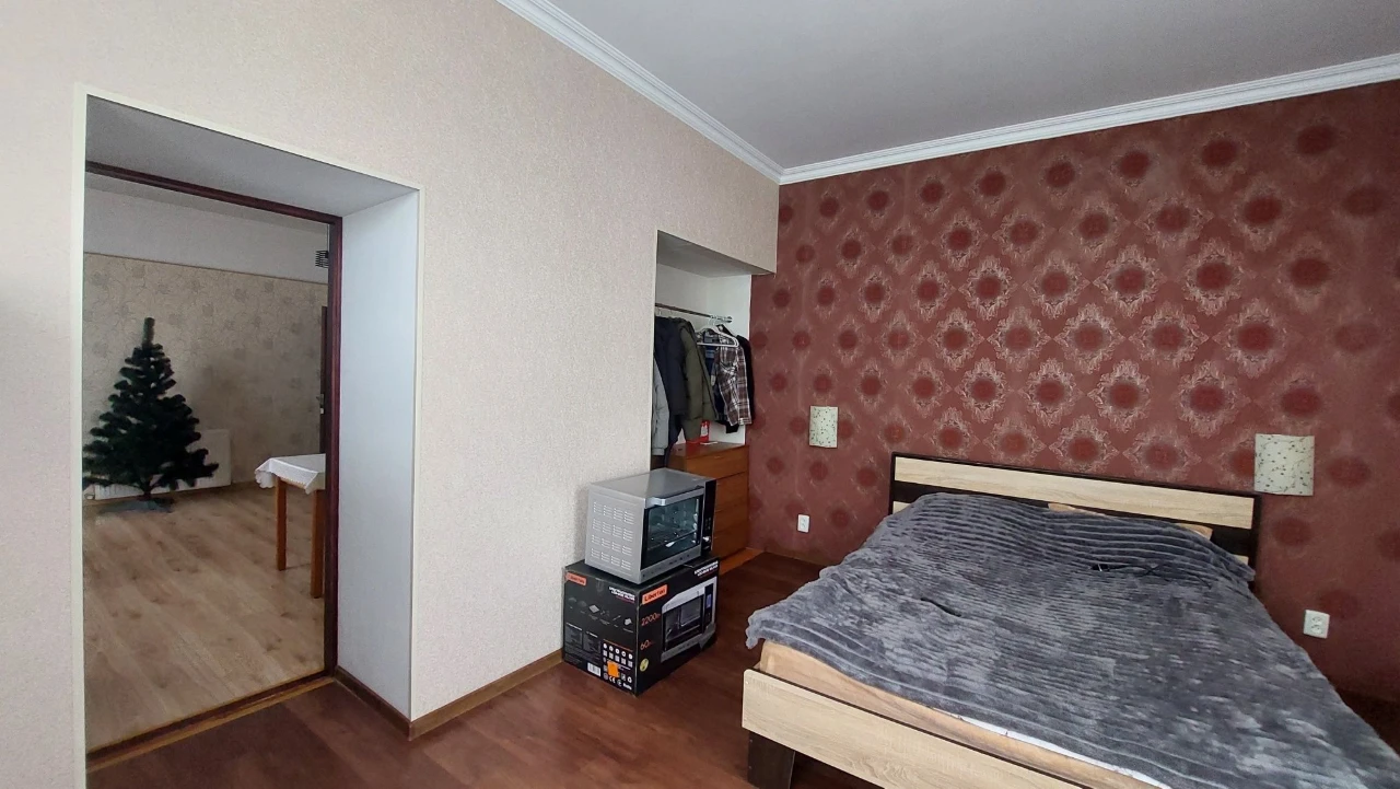 Продам 2-кімнатну квартиру. Вул.Дорошенка,12.
