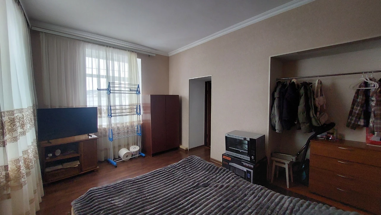 Продам 2-кімнатну квартиру. Вул.Дорошенка,12.