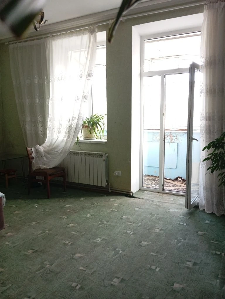 Urgent sale of a 3-room apartment in Gorohiv!