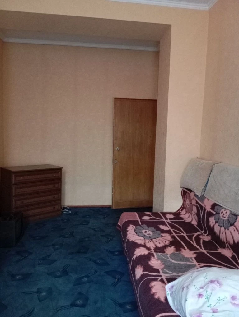 Urgent sale of a 3-room apartment in Gorohiv!