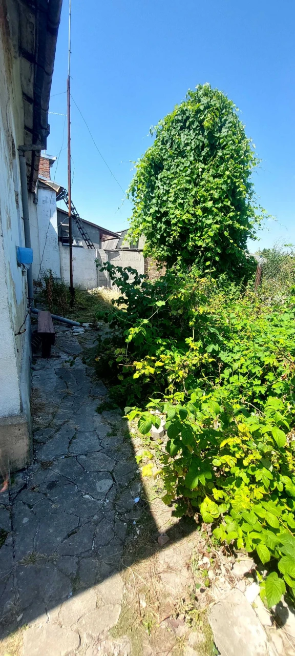Apartment for sale with land