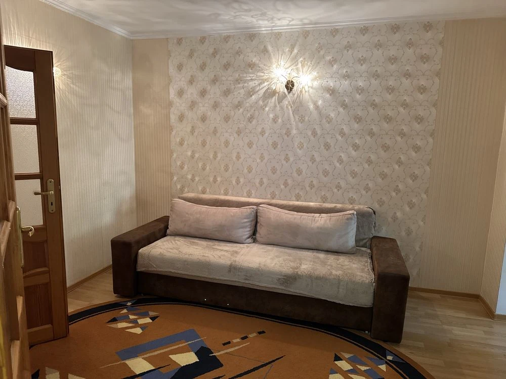 Sale of a 3-bedroom apartment in the center of Rzhyshe