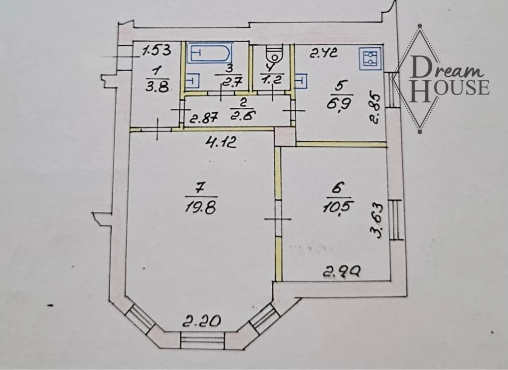 Sale of a 2-room apartment in the city center for renovation