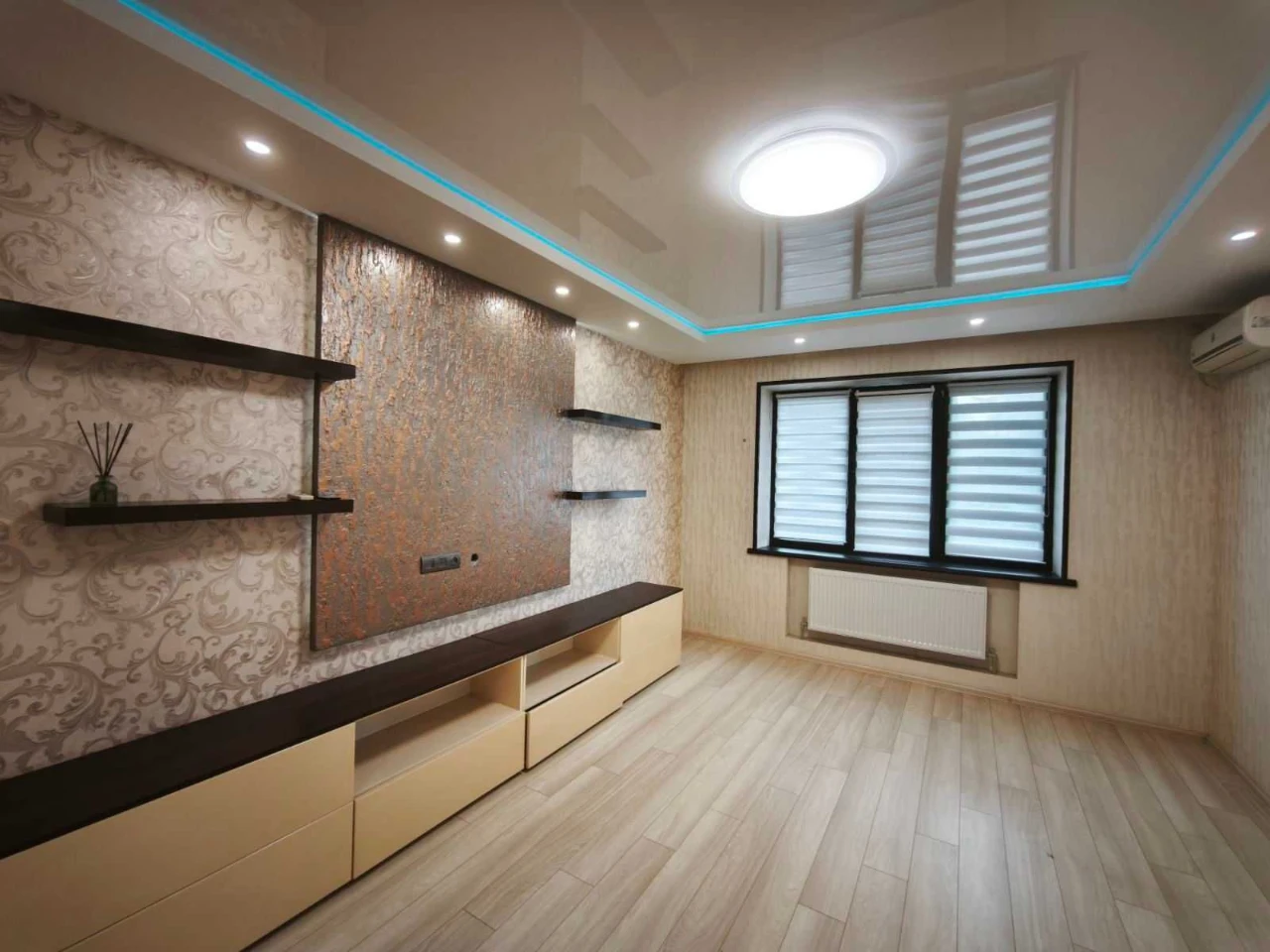 For Sale 3-room apartment on the Left Bank near the embankment on Nadnepryansky Avenue (50 years of USSR)!