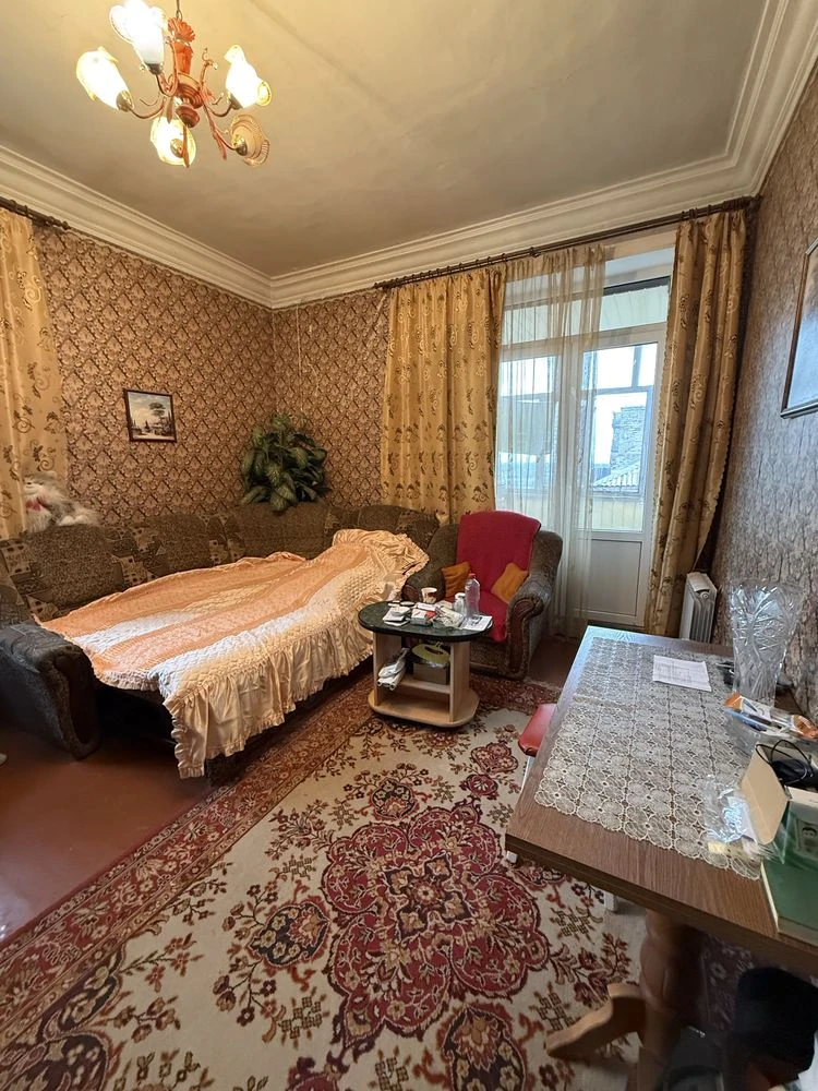 Продам 3 комнатную квартиру в центре
