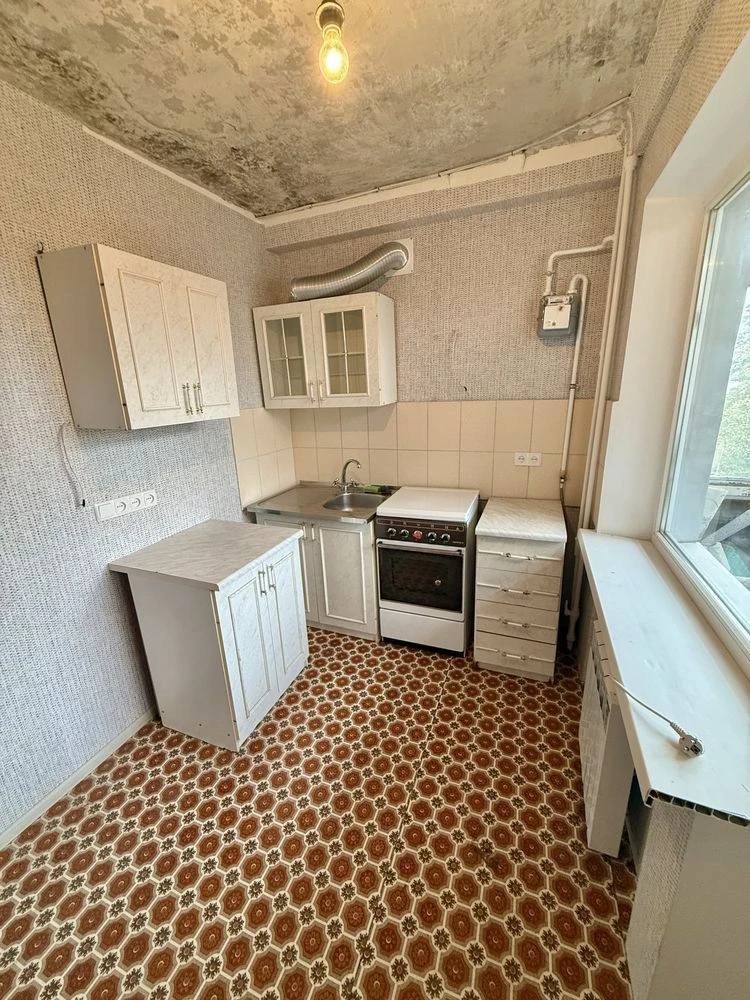 For Sale: 2-bedroom apartment in a 5-story building with new renovation