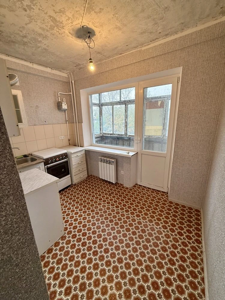 For Sale: 2-bedroom apartment in a 5-story building with new renovation