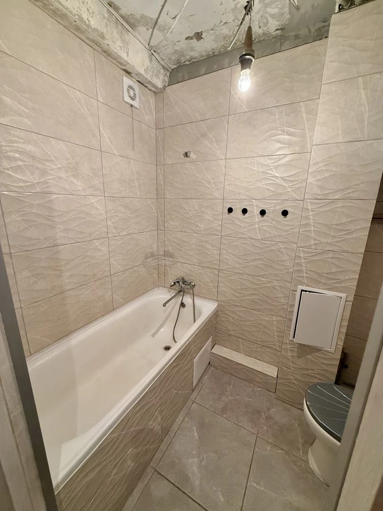 For Sale: 2-bedroom apartment in a 5-story building with new renovation