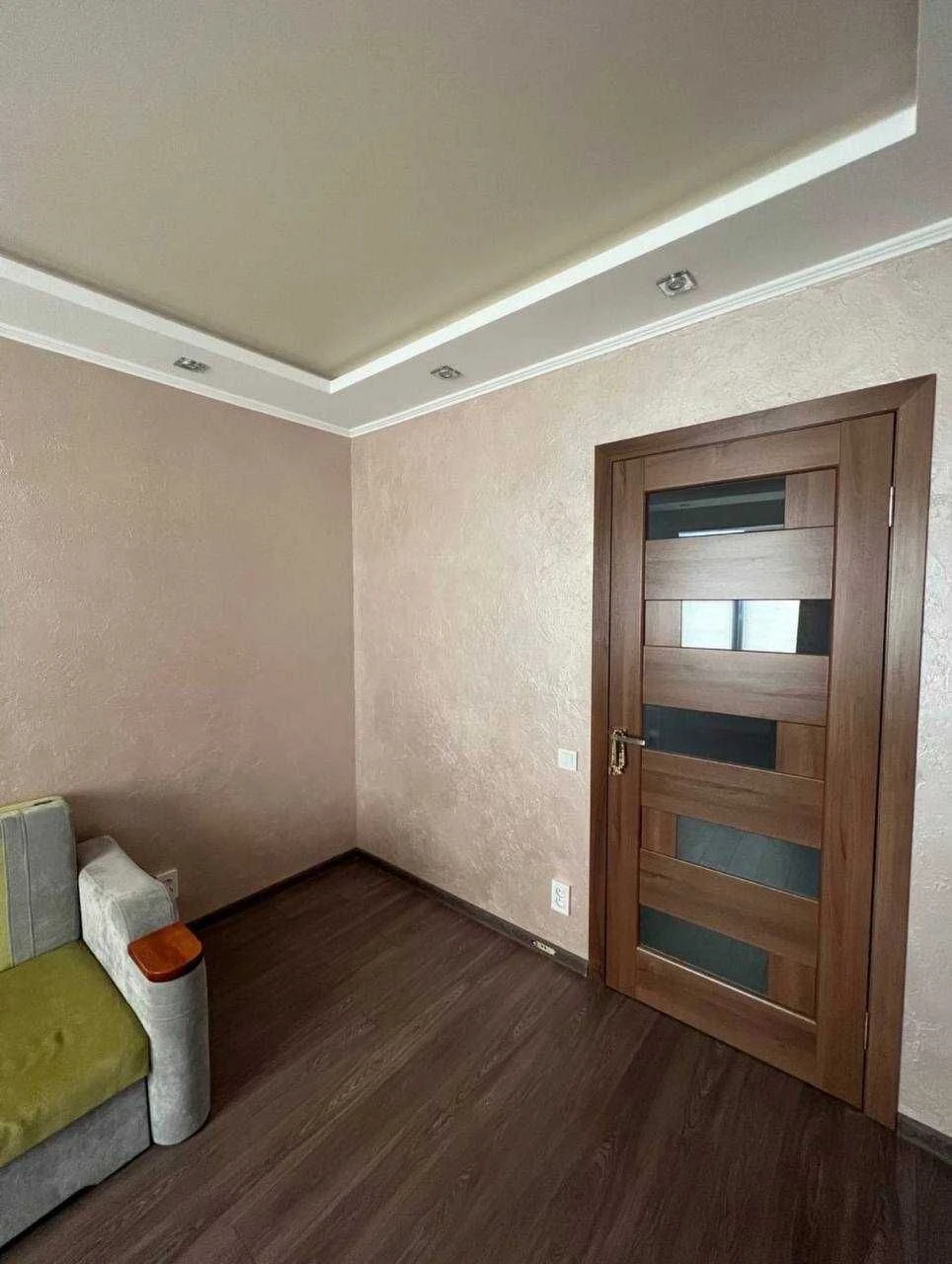 For Sale: 2-room apartment. Left Bank. 10th microdistrict.