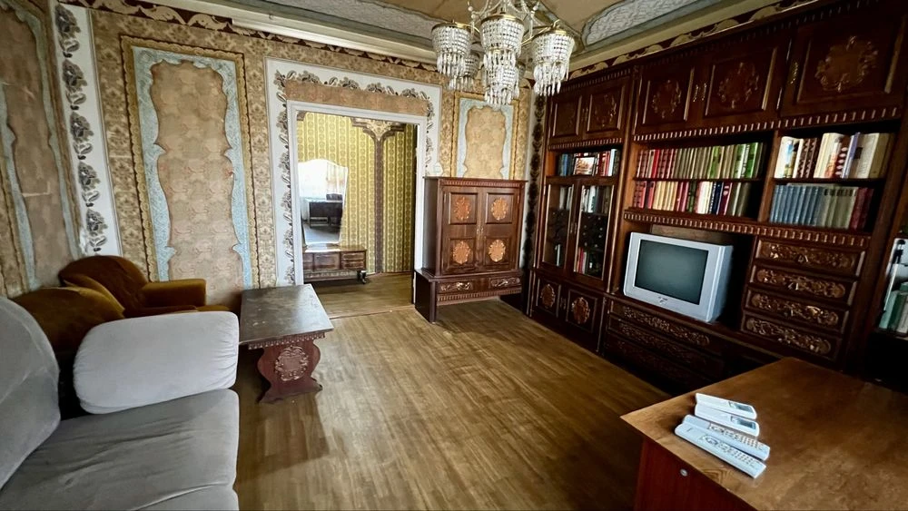 4 room apartment with individual gas heating on Left Bank