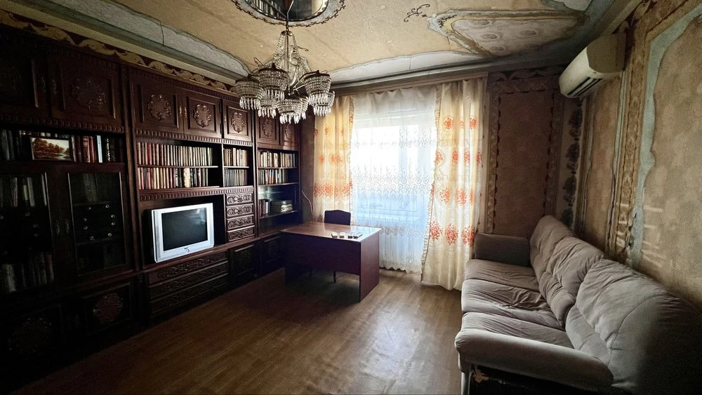 4 room apartment with individual gas heating on Left Bank