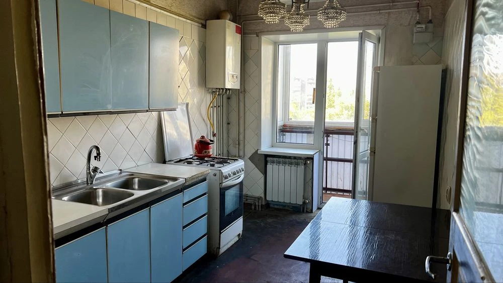 4 room apartment with individual gas heating on Left Bank