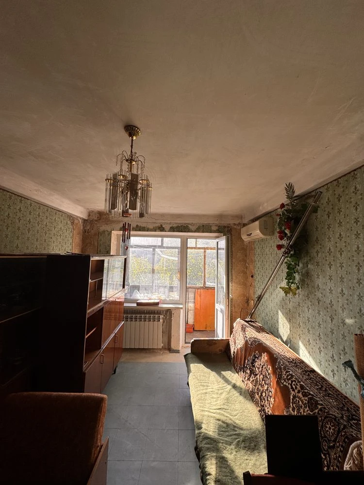 For Sale: 2-room apartment for renovation. TotokM