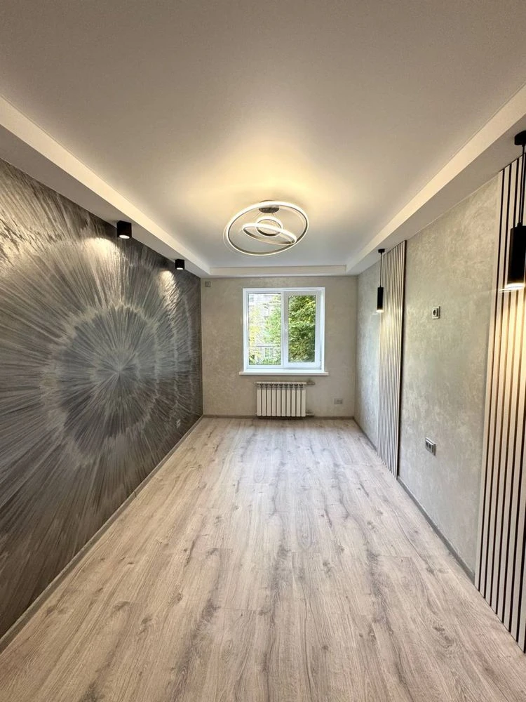 For Sale: 2-room apartment with renovated