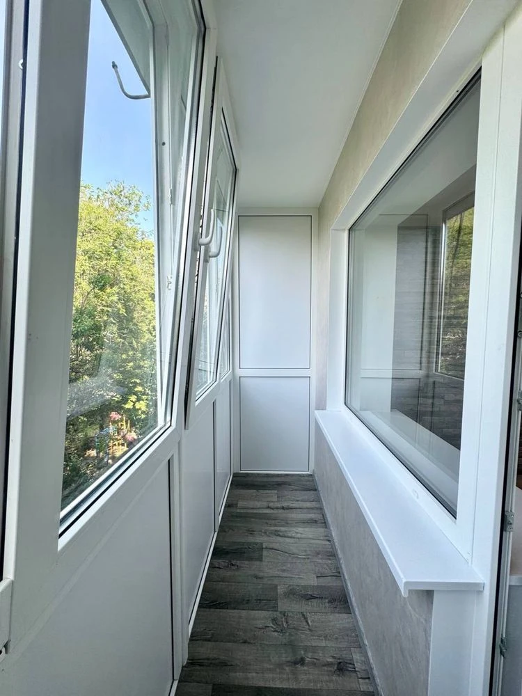 For Sale: 2-room apartment with renovated