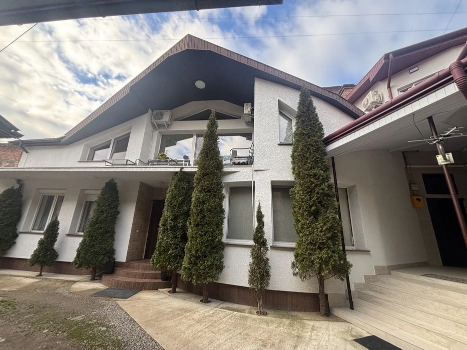 Продаж 2 пов будинку в самому серці міста