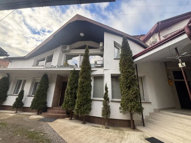 Продаж 2 пов будинку в самому серці міста