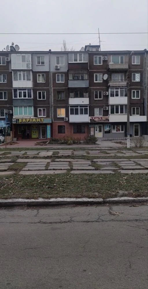 Sale of a 3-room apartment with a basement extension