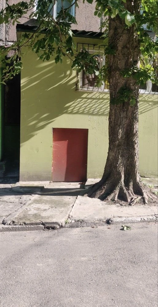 Sale of a 3-room apartment with a basement extension