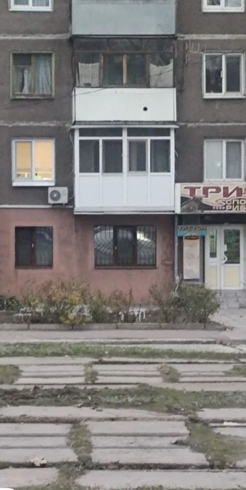 Sale of a 3-room apartment with a basement extension