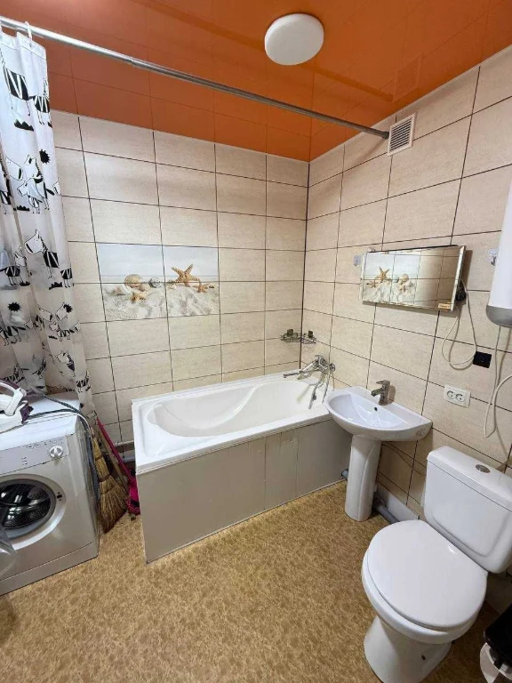 Продам 2 км.квартиру  возле пр. Свободы ( следующаяя улица)