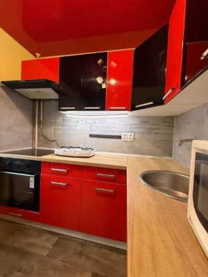 Продам 2 км.квартиру  возле пр. Свободы ( следующаяя улица)