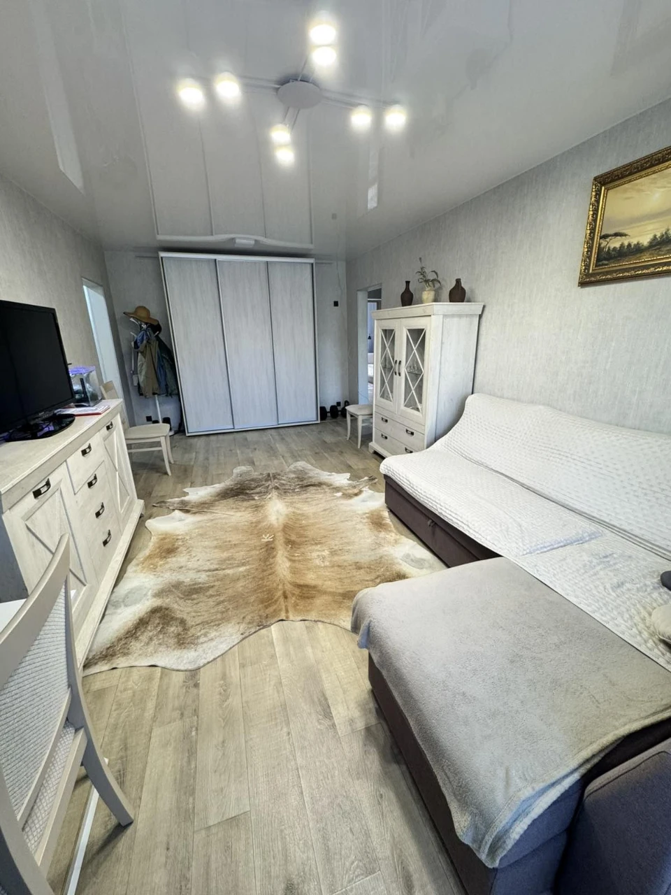 Продажа Шикарной 4ком.квартиры. Каменское 10 район  3 этаж О