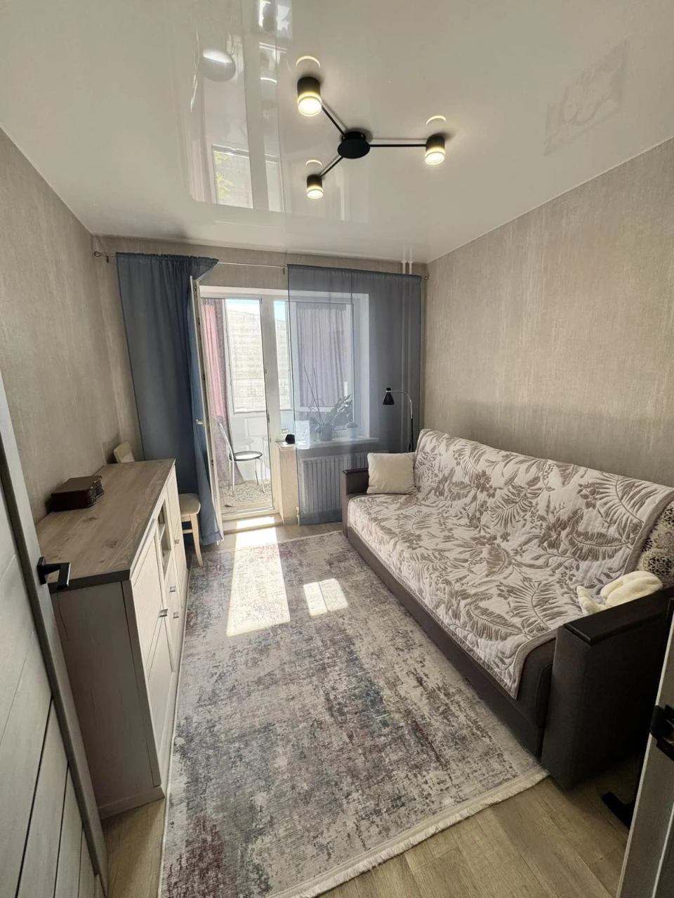 Продажа Шикарной 4ком.квартиры. Каменское 10 район  3 этаж О