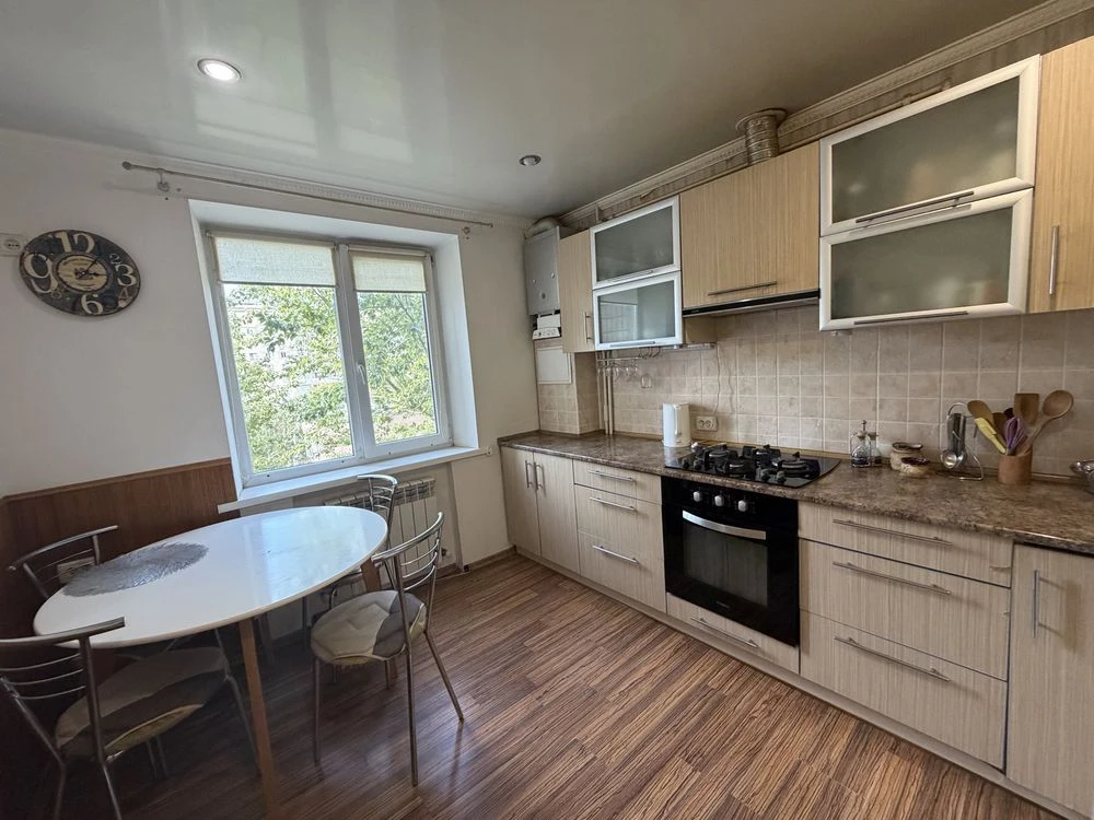 3-bedroom apartment with gas heating on the Left Bank!