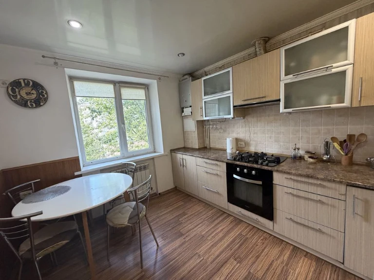 3-bedroom apartment with gas heating on the Left Bank!