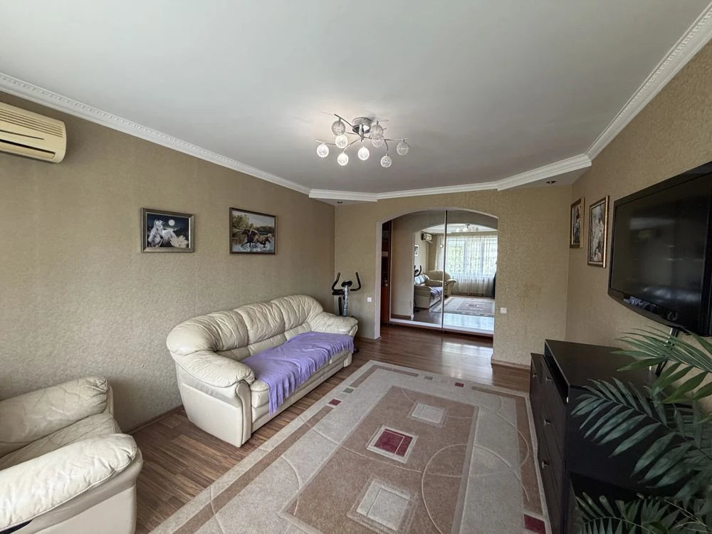 3-bedroom apartment with gas heating on the Left Bank!