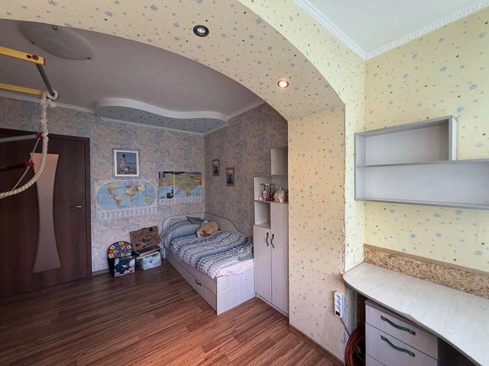 3-bedroom apartment with gas heating on the Left Bank!
